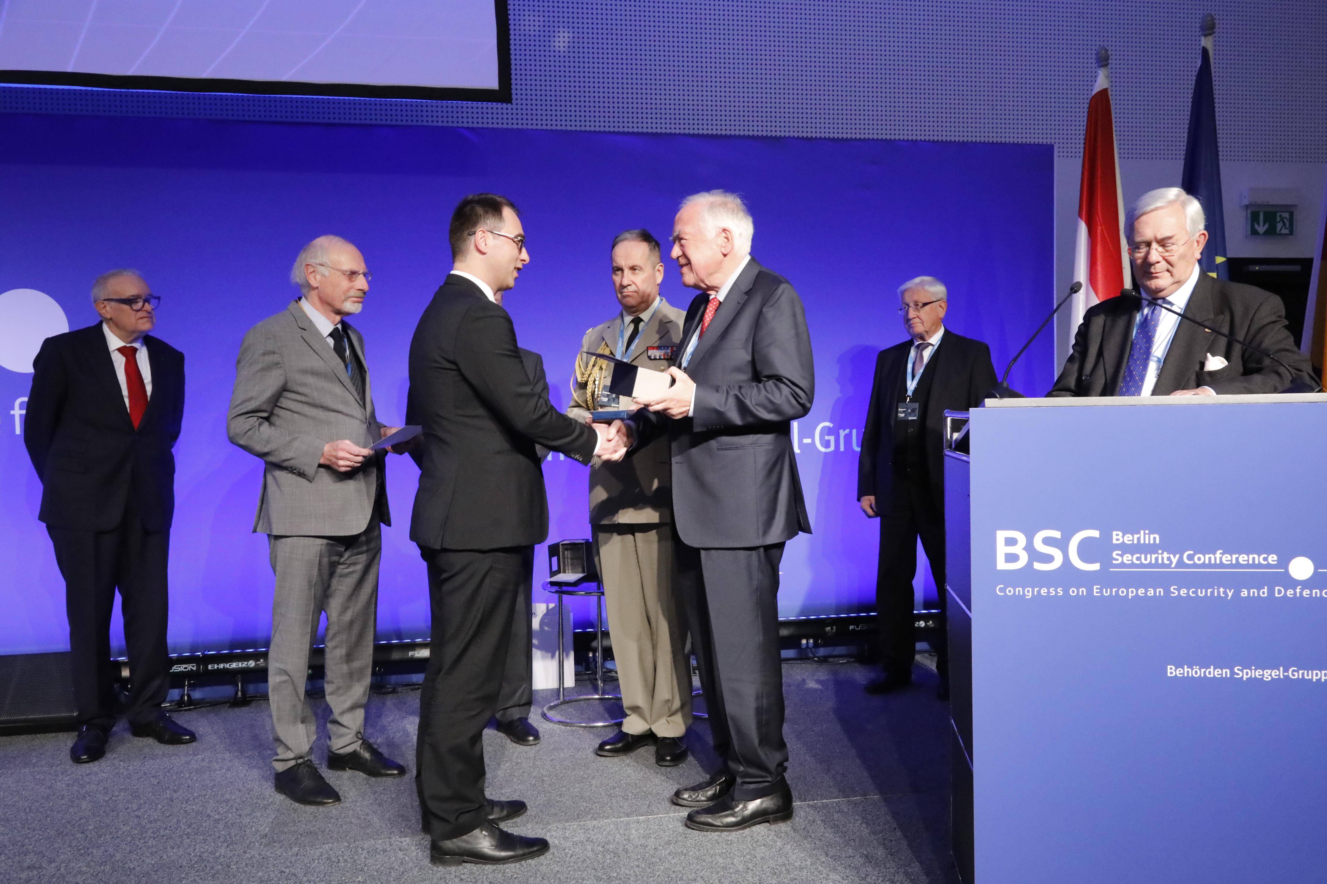 Vlado Kmec awarded European Award for European Security and Defence